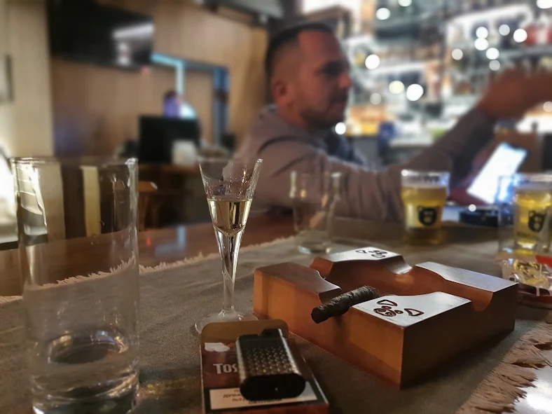 Atmosfera u PIG BAR-u – gosti za barom uz piće