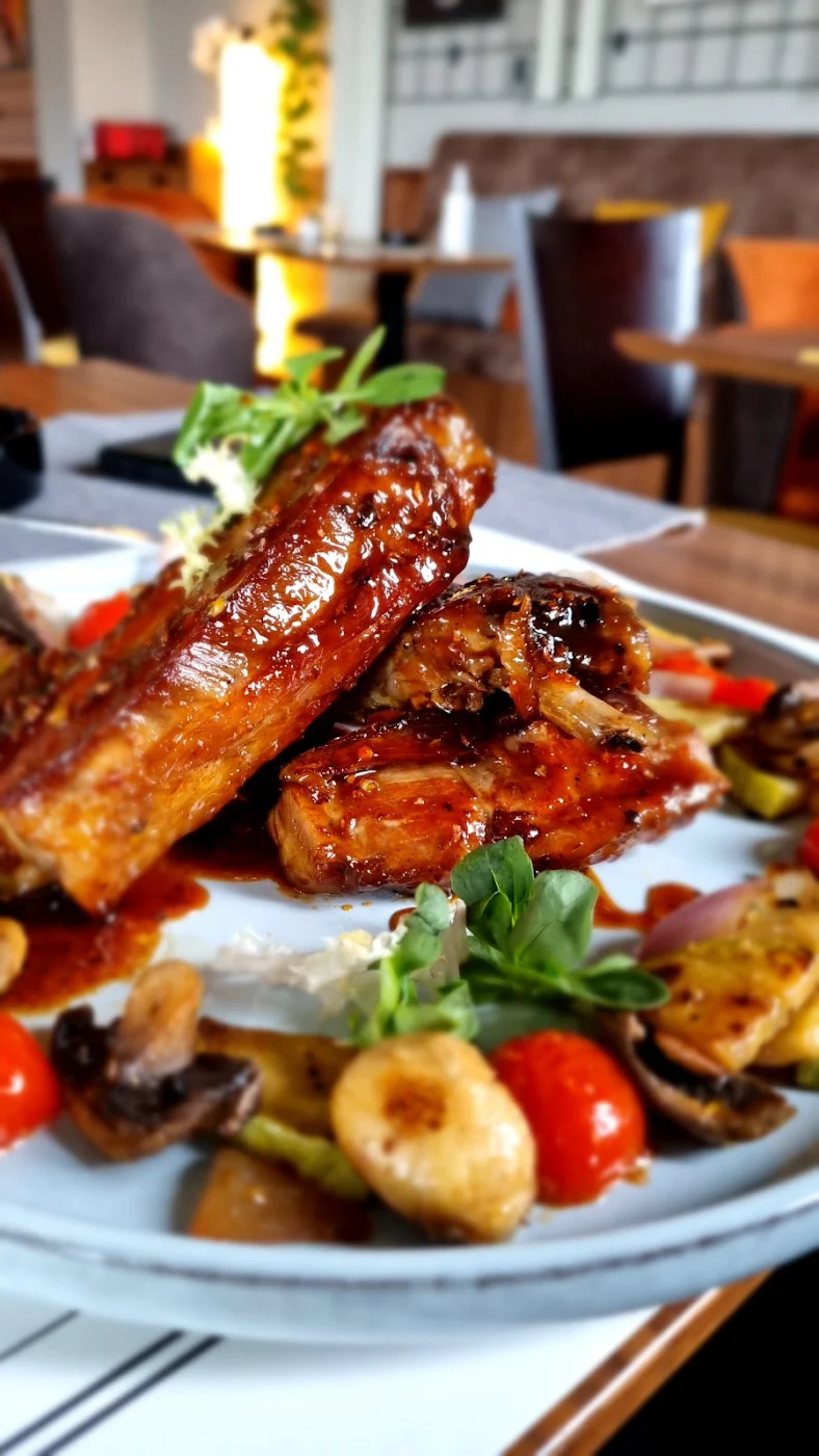Rebra sa roštilja i grilovano povrće u restoranu PIG BAR, Beograd