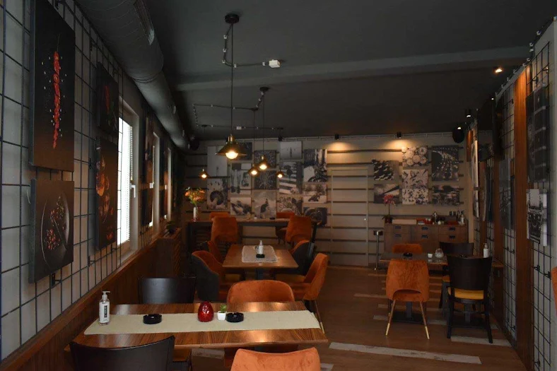 Sala restorana PIG BAR sa postavljenim stolovima za goste