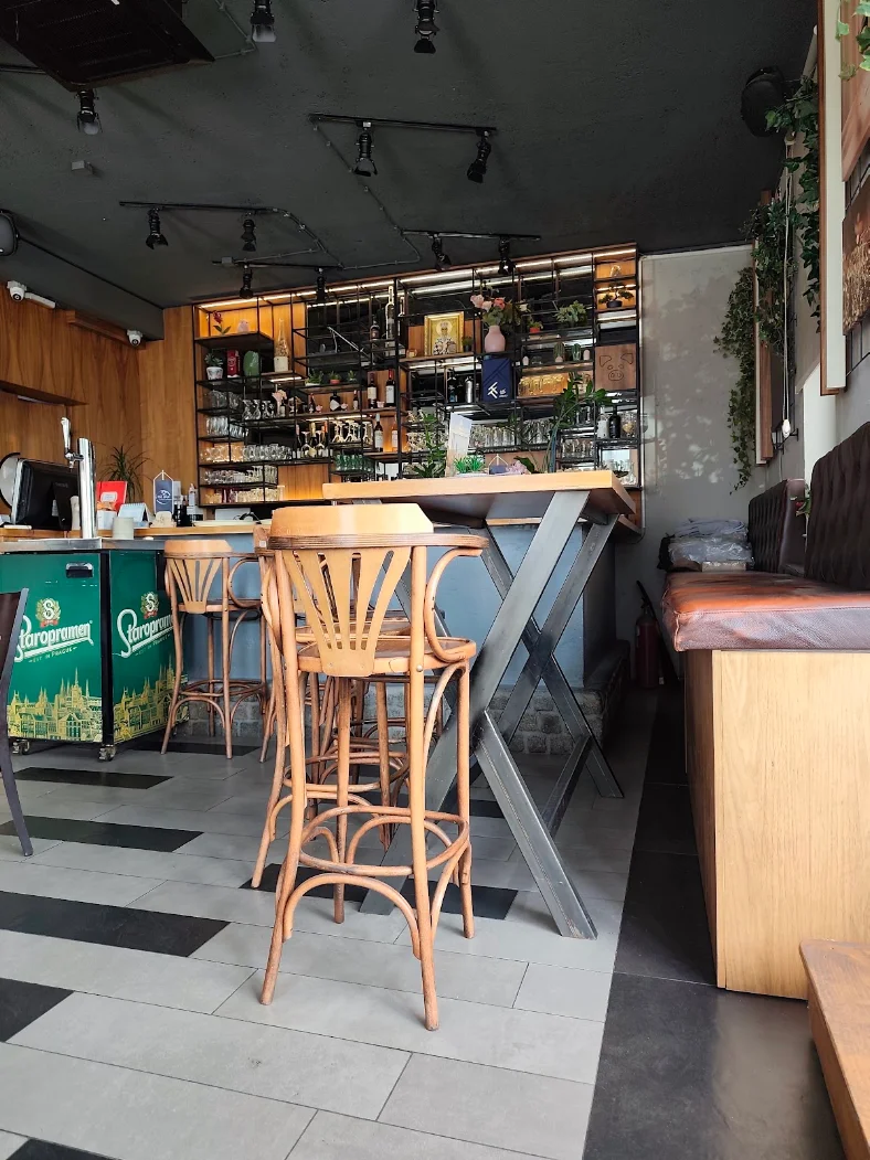 Bar u restoranu PIG BAR sa visokim barskim stolicama