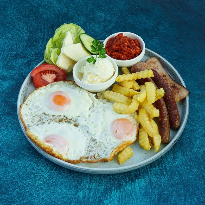 Doručak sa jajima, kobasicom, slaninom, ajvarom, kajmakom i pomfritom