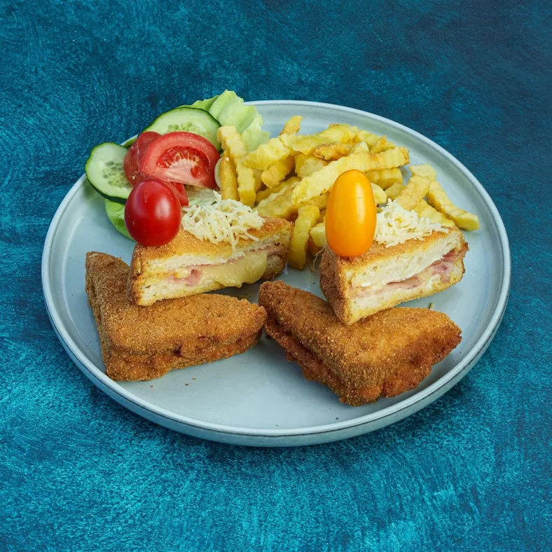 Pohovano jelo sa punjenim prženicama, pomfritom i svežom salatom